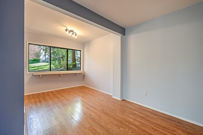 Building Photo - 2120 Pauline Blvd