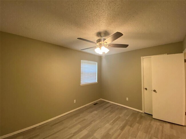 Building Photo - 2433 Shady Tree Ln