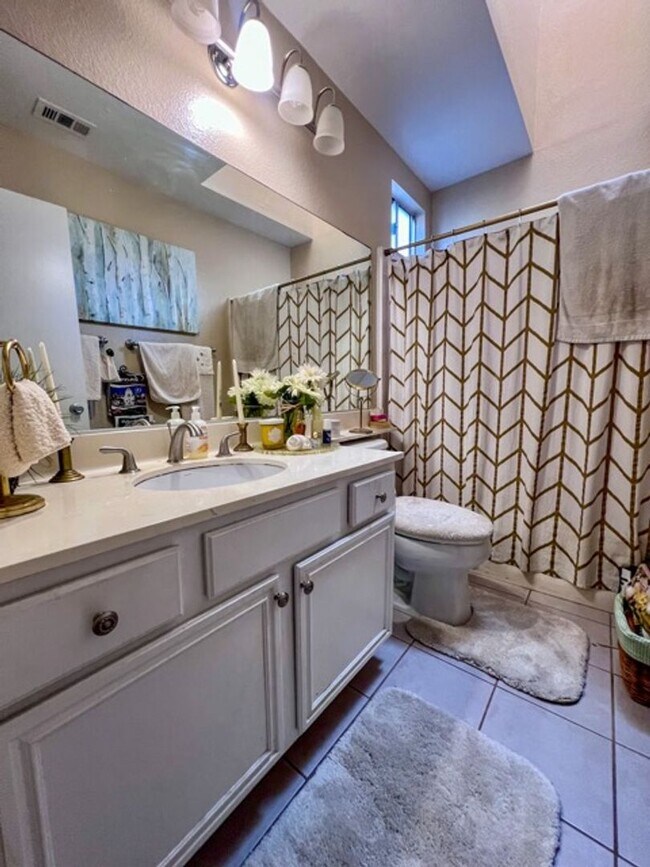 Building Photo - 2 bedroom Temecula home with a big backyar...