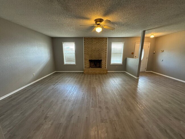 Building Photo - 3 bedroom 2 bath Refreshed