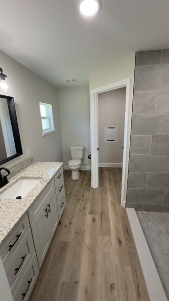 Building Photo - 303 E Oak St