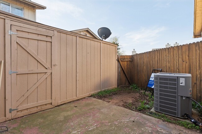 Building Photo - 9605 Hefner Village Blvd