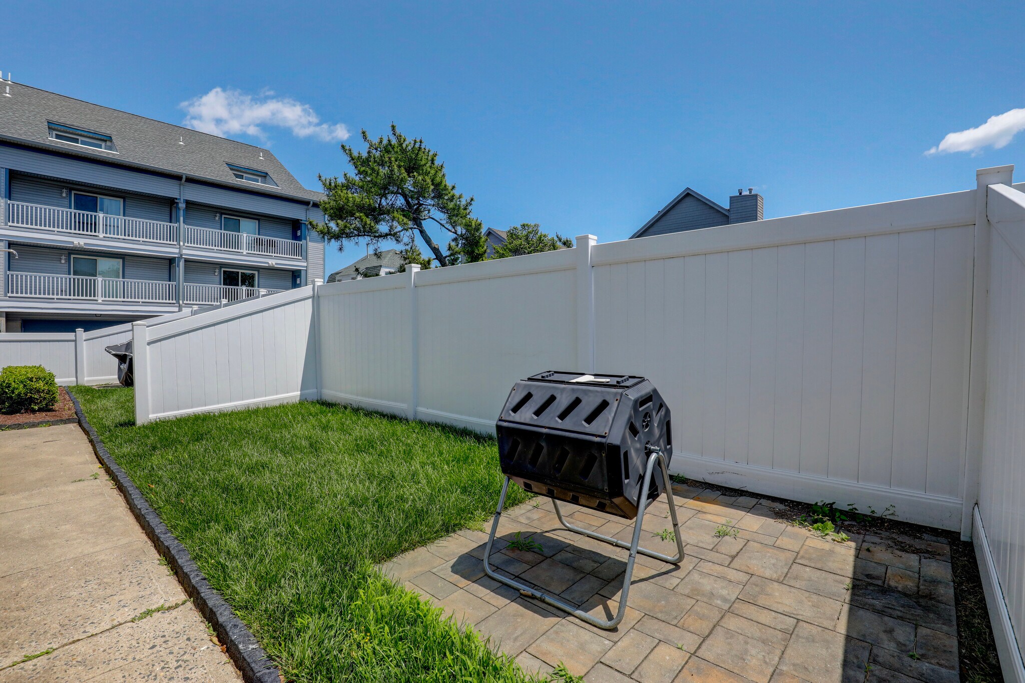 Private backyard space with pavers for grill and grass space for chairs, hammock etc - 606 Beach Ave