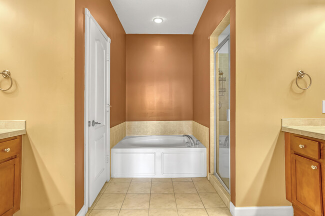 Building Photo - 2548 Creekside Dr
