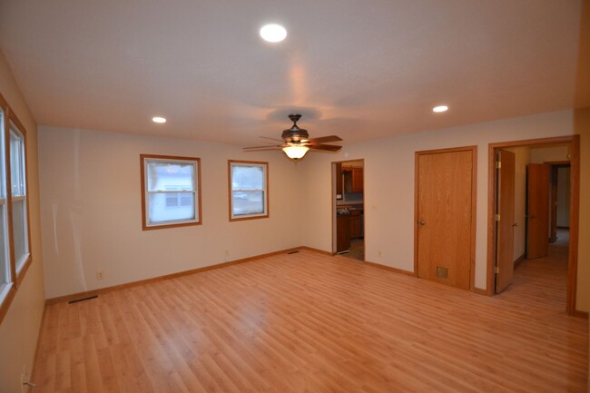 Building Photo - Remodeled 3-4 bedroom, open floor plan, Ne...