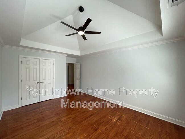 Building Photo - 652 Irwin St NE