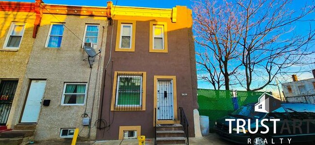 Building Photo - 3 bedroom house with backyard and basement.