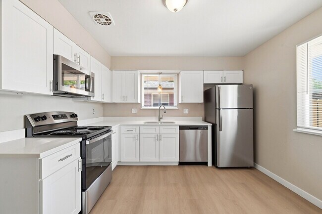 Building Photo - $2,240.95 with $300 Off the First Month's Rent, 5 Beds - 2 Bath, Triplex in Littleton with Shared...