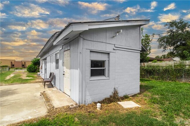 Building Photo - 606 E Kelly Ave