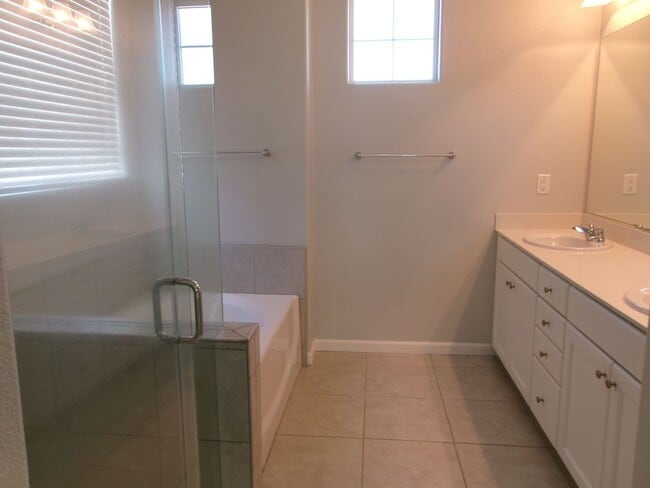 Building Photo - Beautiful 4 bedroom, 2-1/2 bath home in Wingfield Springs