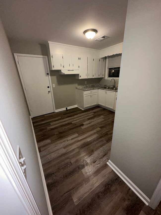 Building Photo - 725 Kent Dr