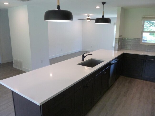 Building Photo - 7503 Eastcrest Dr