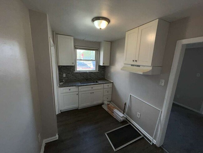 Building Photo - Charming 3 Bedroom Bungalow