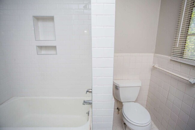Building Photo - "Spacious 5-Bed Oasis with Granite Elegance & Hardwood Charm in Lubbock!"
