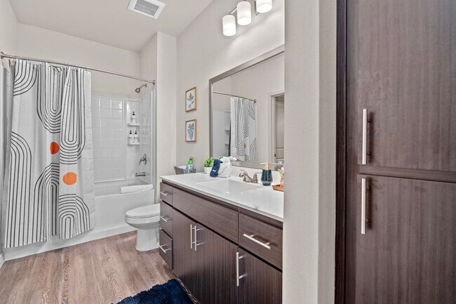 Building Photo - 711 W Broadway Rd