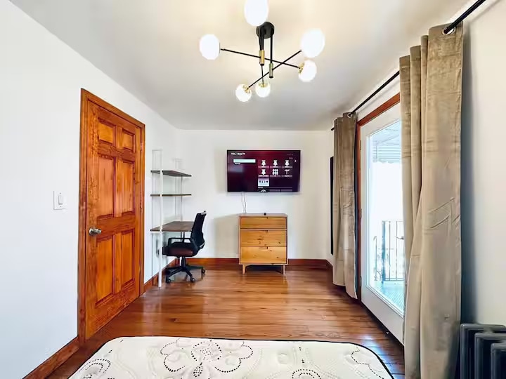 Building Photo - Furnished room/NOT APARTMENT