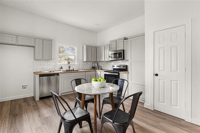 Building Photo - 710 S Pearl St