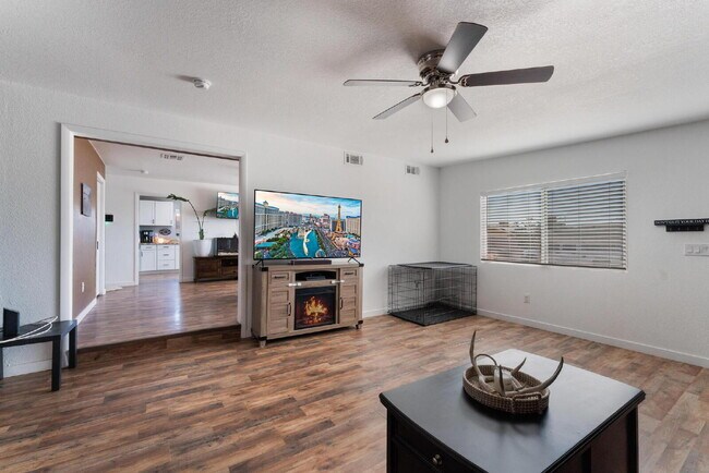 Building Photo - 2 Bedroom 1 bath Single Story Home on Large Lot with Solar and Water Purification