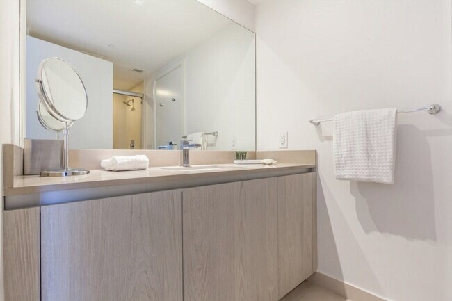 Building Photo - 4011 S Ocean Dr