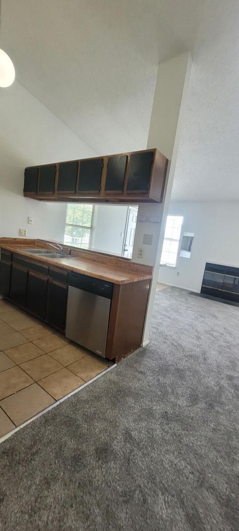 Building Photo - Great condo in Newpoint Condominiums