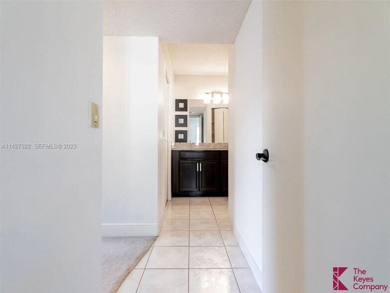 Building Photo - 357 Lakeview Dr