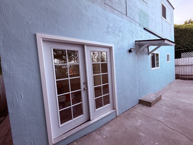 Building Photo - 323 S Francisca Ave