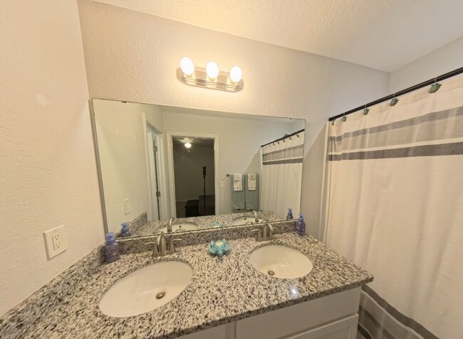 Building Photo - "Charming 3-Bed, 2-Bath Home Oasis in Jacksonville's Heart!"