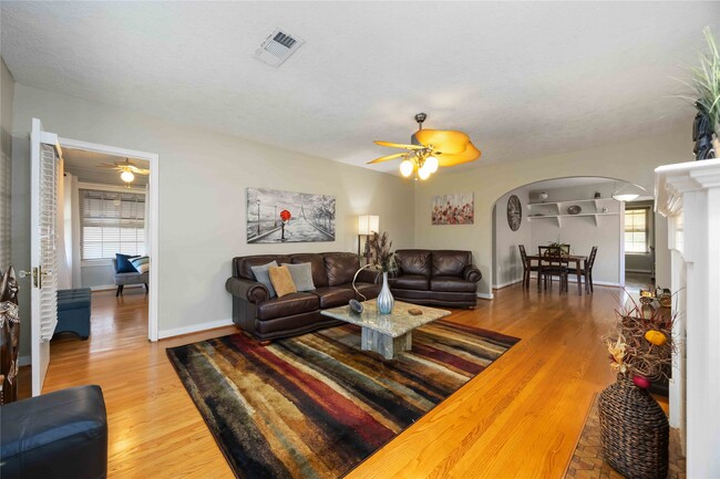 Building Photo - 2104 Winbern St