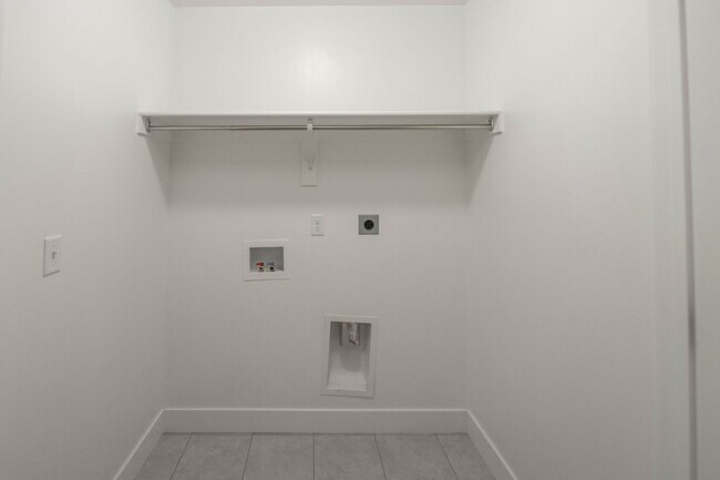 Building Photo - Beautiful 4 Bedroom Townhome in Saratoga Springs!