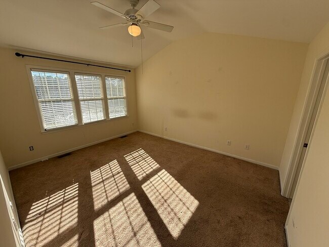 Building Photo - Beautiful 3 Bedroom 2.5 Bath End Unit Town Home with Lake View!