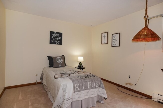 Building Photo - 12 Hallmark Gdns