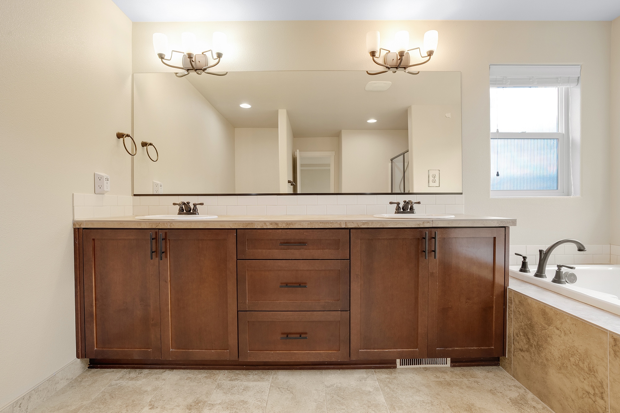 Building Photo - 28616 Greenway Dr