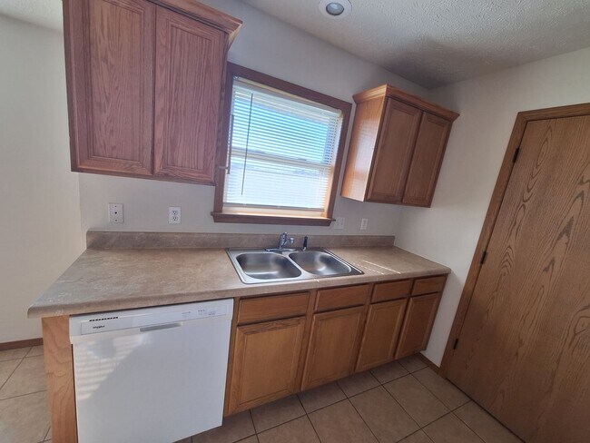 Building Photo - This will go fast....Located in the The Rivers, Ozark Mo