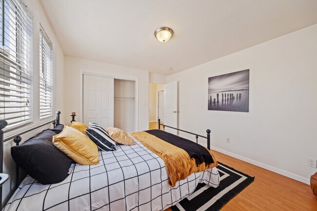 Building Photo - 1406 9th St