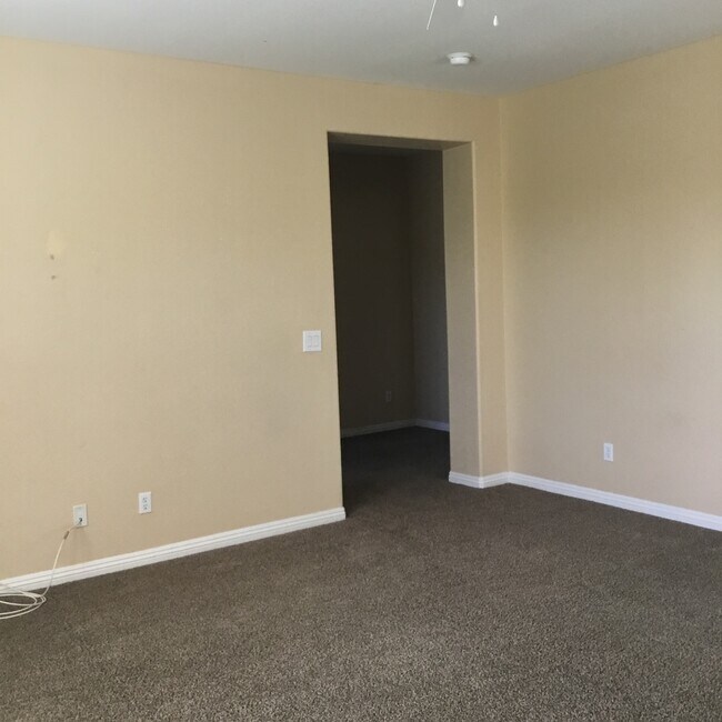 Building Photo - Northwest 4 Bedroom Beauty!!