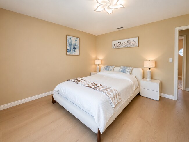 Building Photo - Furnished 4BR + Office | Putting Green Yard