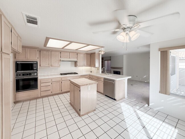 Building Photo - 40041 Zamura Ct