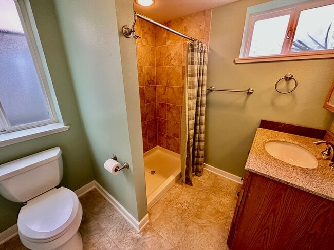 Building Photo - Charming Downriver Home