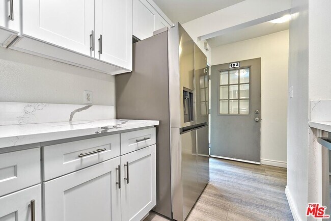 Building Photo - 326 S Manhattan Pl