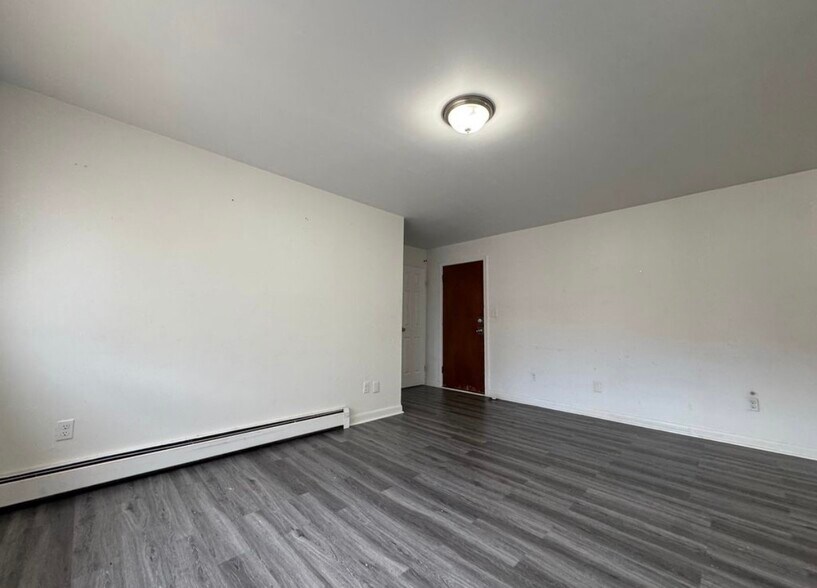 Building Photo - 43 Cowles St