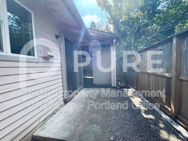 Building Photo - 527 NE 63rd Ave