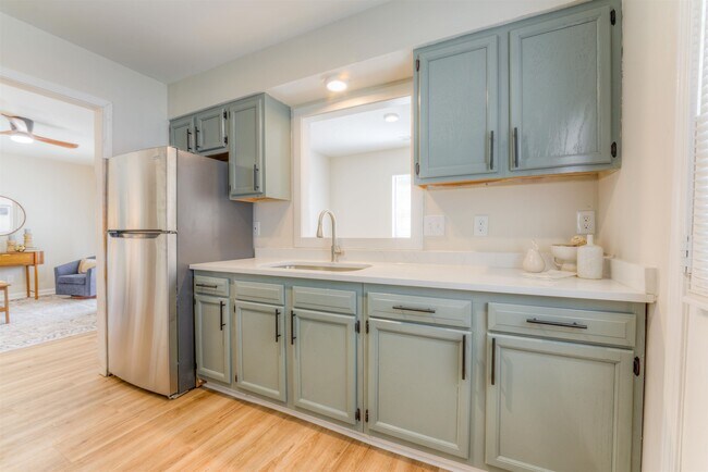 Building Photo - 548 N 6th St