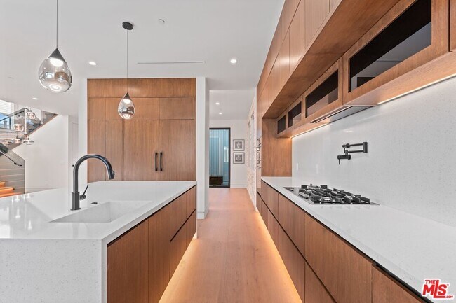 Building Photo - 4708 Noble Ave