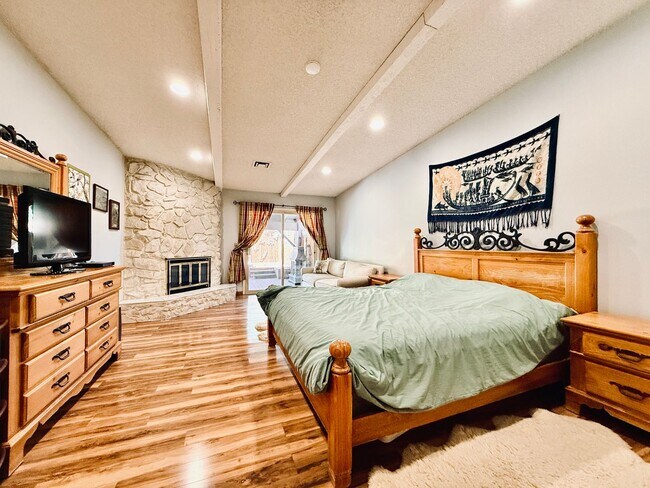 Building Photo - Available August 1st! Beautiful fully furnished single-story home located in the prestigious Span...