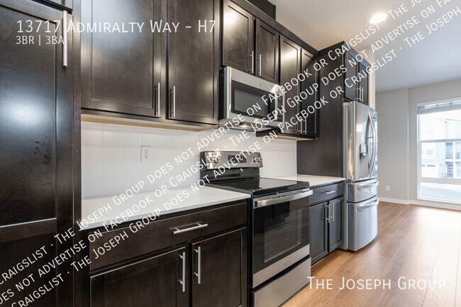 Building Photo - 13717 Admiralty Way