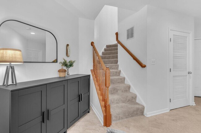 Building Photo - Beautiful 3-level 3 BR 2.5BA Townhome in P...
