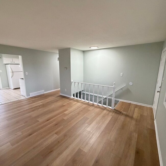 Building Photo - Remodeled Two bedroom duplex in Kellogsville School District!