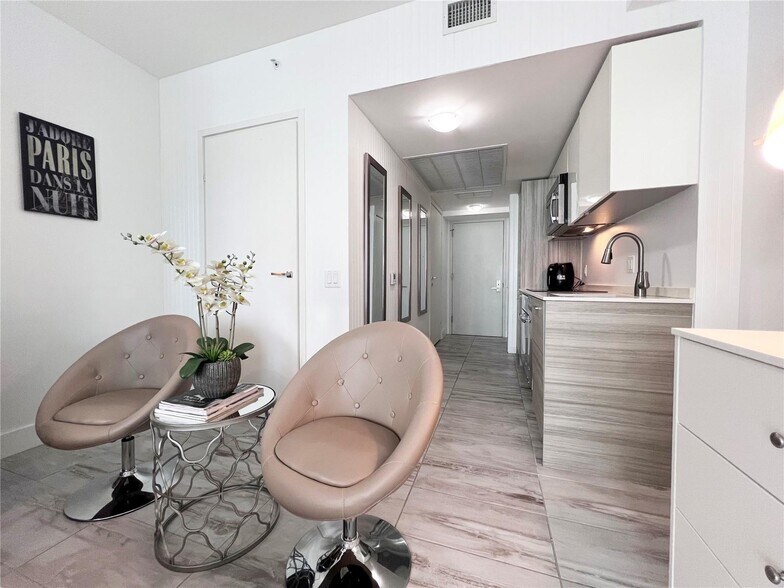 Building Photo - 1300 Brickell Bay Dr