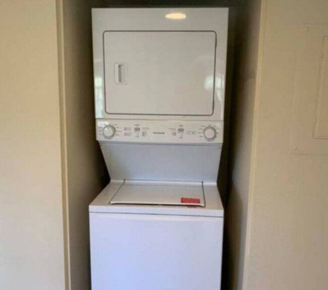 Building Photo - 10 SE Village Green Dr