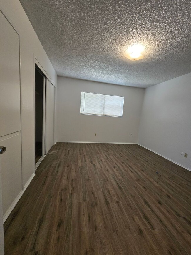 Building Photo - 2 Br 1 Ba available Now